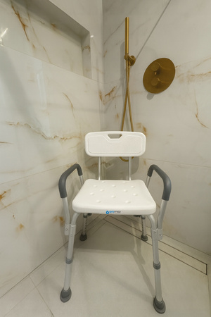 Krzesło pod prysznic z oparciem i podłokietnikami 