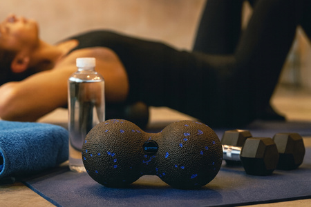 Roller podwójna piłka do masażu punktowego 12 cm czarno - niebieska