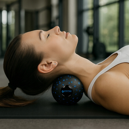 Piłka do masażu 12 cm czarno - niebieska